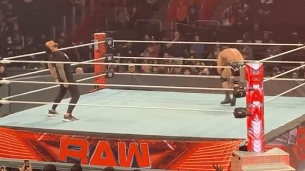 Видео: Дрю Макинтайр реверсиовал гарпун Романа Рейнса и принёс победу своей команде после выхода Raw из эфира